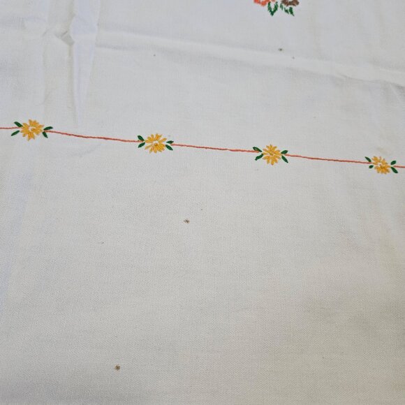 Vintage 1940s Handmade Embroidered Tablecloth - Picture 4 of 7